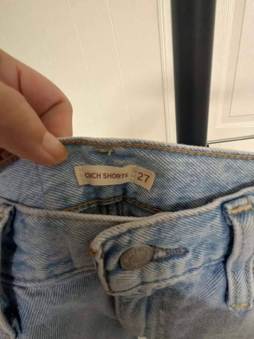 Levi's Cinch Shorts Size 27 - Picture 2 of 5